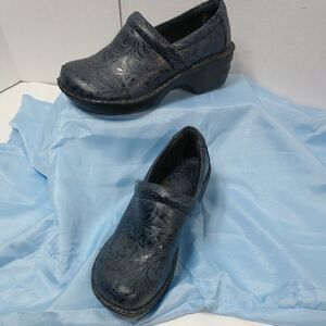 BOC Born Concept Peggy Clogs Blue Floral Embossed Nursing Size 7.5M Womens